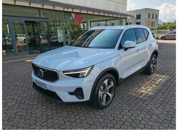 VOLVO XC40 CORE B3 KM ZERO 08/2026 5 ANNI DI GARANZIA